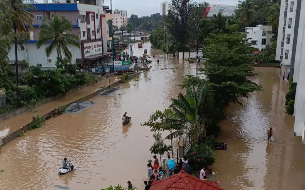 PHOTOS | ಭಾರೀ ಮಳೆಗೆ ತತ್ತರಿಸಿದ ಬೆಂಗಳೂರು; ಜನಜೀವನ ಅಸ್ತವ್ಯಸ್ತ