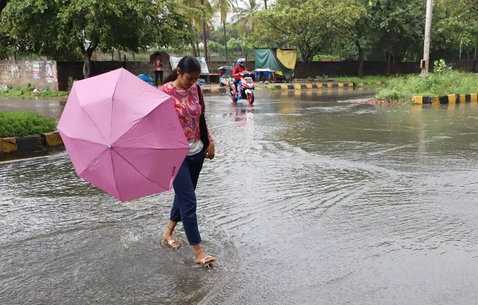 PHOTOS | ಭಾರೀ ಮಳೆಗೆ ತತ್ತರಿಸಿದ ಬೆಂಗಳೂರು; ಜನಜೀವನ ಅಸ್ತವ್ಯಸ್ತ