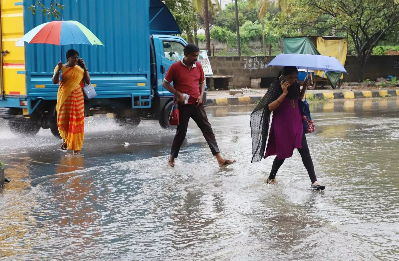 PHOTOS | ಭಾರೀ ಮಳೆಗೆ ತತ್ತರಿಸಿದ ಬೆಂಗಳೂರು; ಜನಜೀವನ ಅಸ್ತವ್ಯಸ್ತ