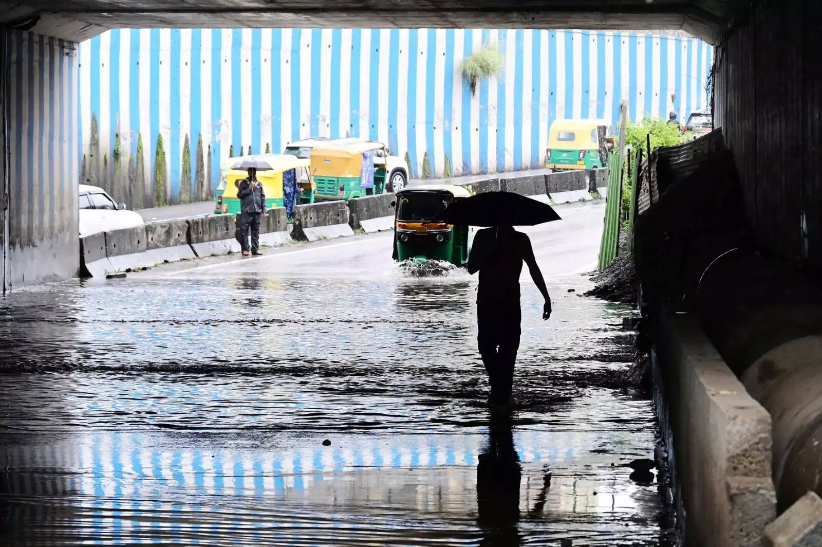 PHOTOS | ಭಾರೀ ಮಳೆಗೆ ತತ್ತರಿಸಿದ ಬೆಂಗಳೂರು; ಜನಜೀವನ ಅಸ್ತವ್ಯಸ್ತ