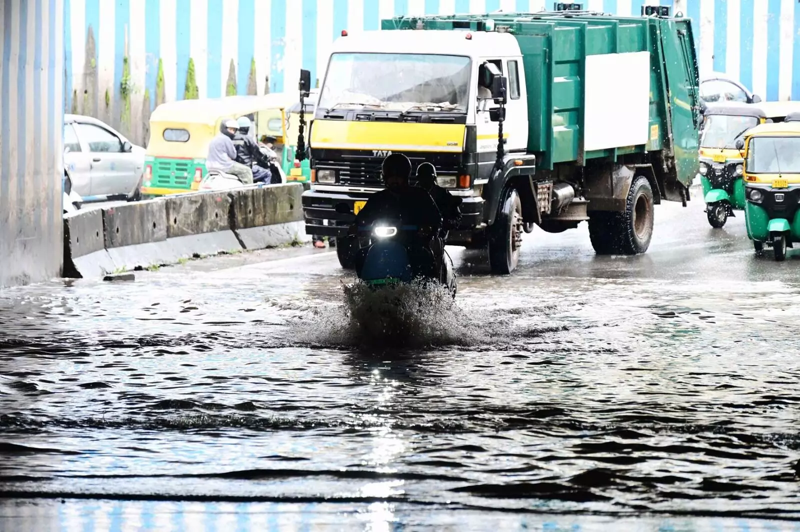 PHOTOS | ಭಾರೀ ಮಳೆಗೆ ತತ್ತರಿಸಿದ ಬೆಂಗಳೂರು; ಜನಜೀವನ ಅಸ್ತವ್ಯಸ್ತ