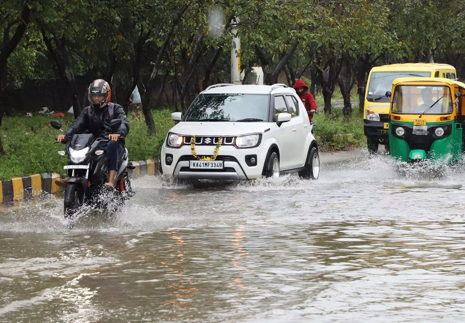 PHOTOS | ಭಾರೀ ಮಳೆಗೆ ತತ್ತರಿಸಿದ ಬೆಂಗಳೂರು; ಜನಜೀವನ ಅಸ್ತವ್ಯಸ್ತ