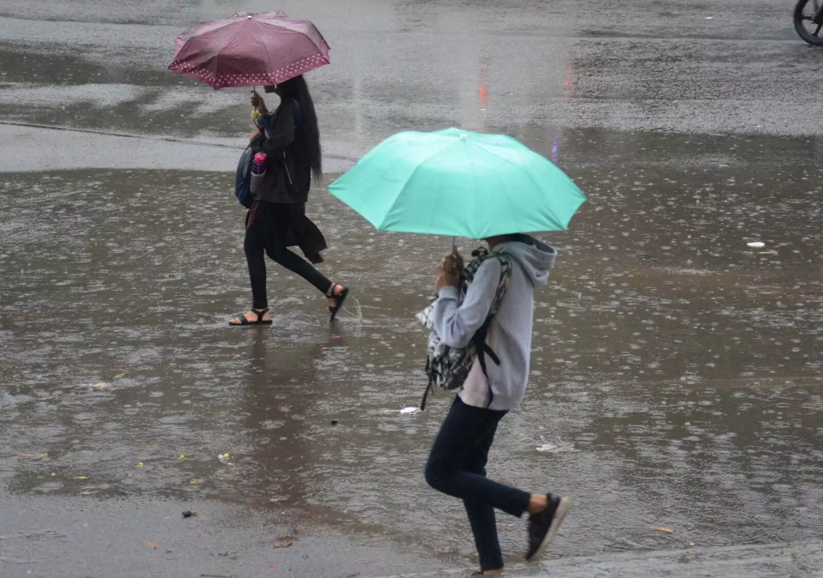 PHOTOS | ಭಾರೀ ಮಳೆಗೆ ತತ್ತರಿಸಿದ ಬೆಂಗಳೂರು; ಜನಜೀವನ ಅಸ್ತವ್ಯಸ್ತ