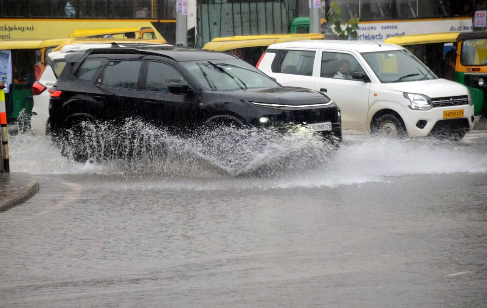 PHOTOS | ಭಾರೀ ಮಳೆಗೆ ತತ್ತರಿಸಿದ ಬೆಂಗಳೂರು; ಜನಜೀವನ ಅಸ್ತವ್ಯಸ್ತ