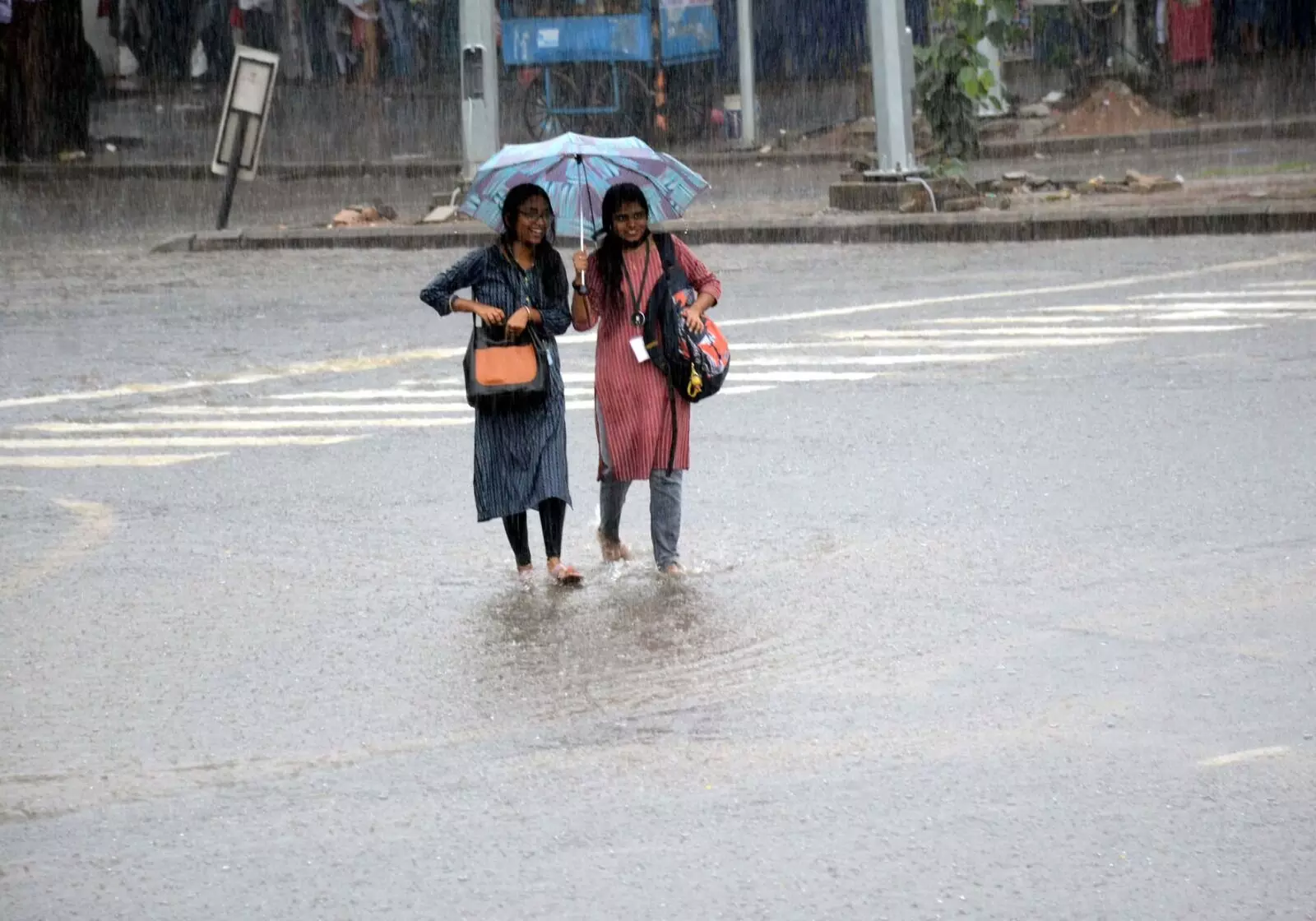 PHOTOS | ಭಾರೀ ಮಳೆಗೆ ತತ್ತರಿಸಿದ ಬೆಂಗಳೂರು; ಜನಜೀವನ ಅಸ್ತವ್ಯಸ್ತ