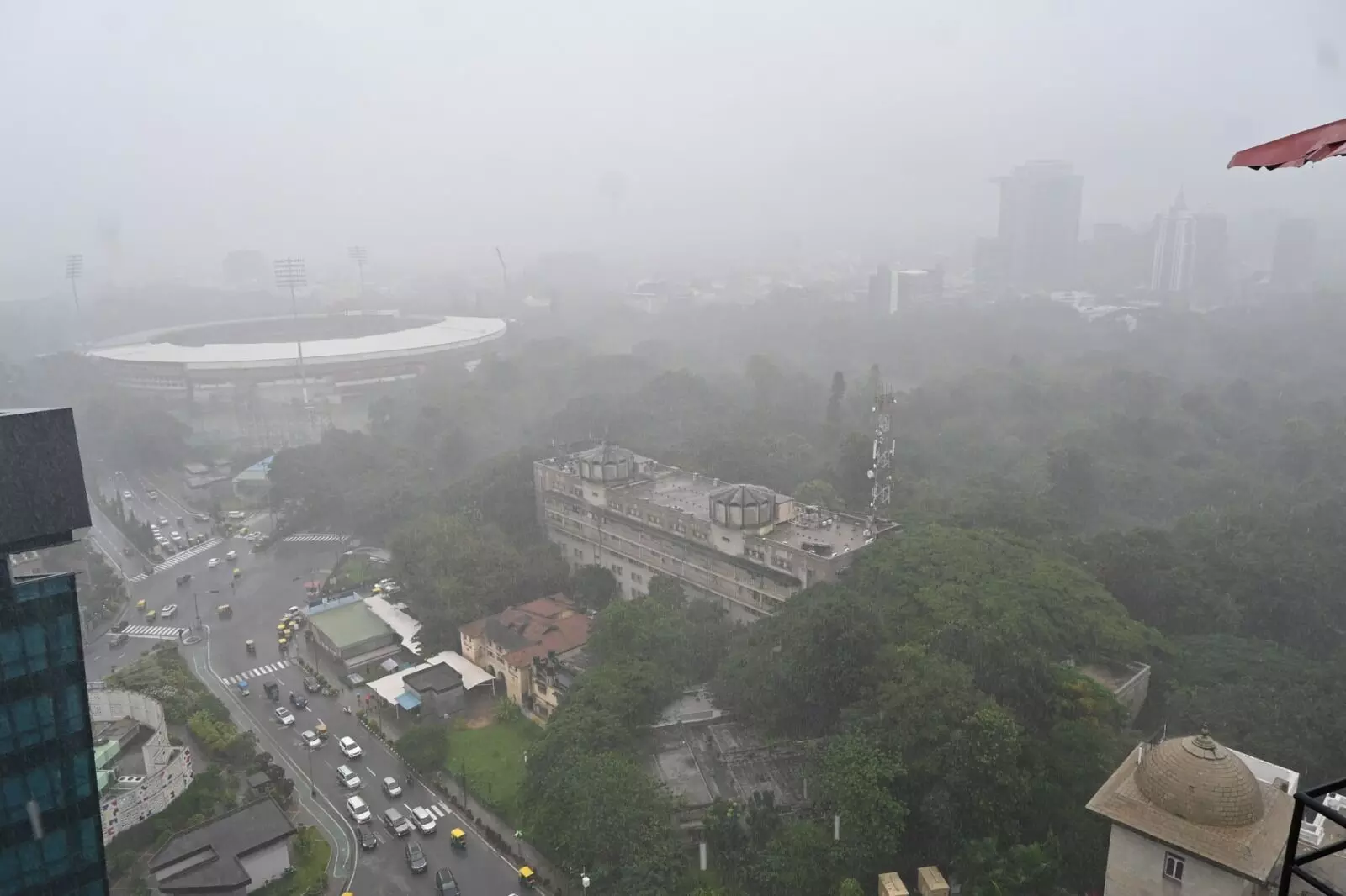 PHOTOS | ಭಾರೀ ಮಳೆಗೆ ತತ್ತರಿಸಿದ ಬೆಂಗಳೂರು; ಜನಜೀವನ ಅಸ್ತವ್ಯಸ್ತ