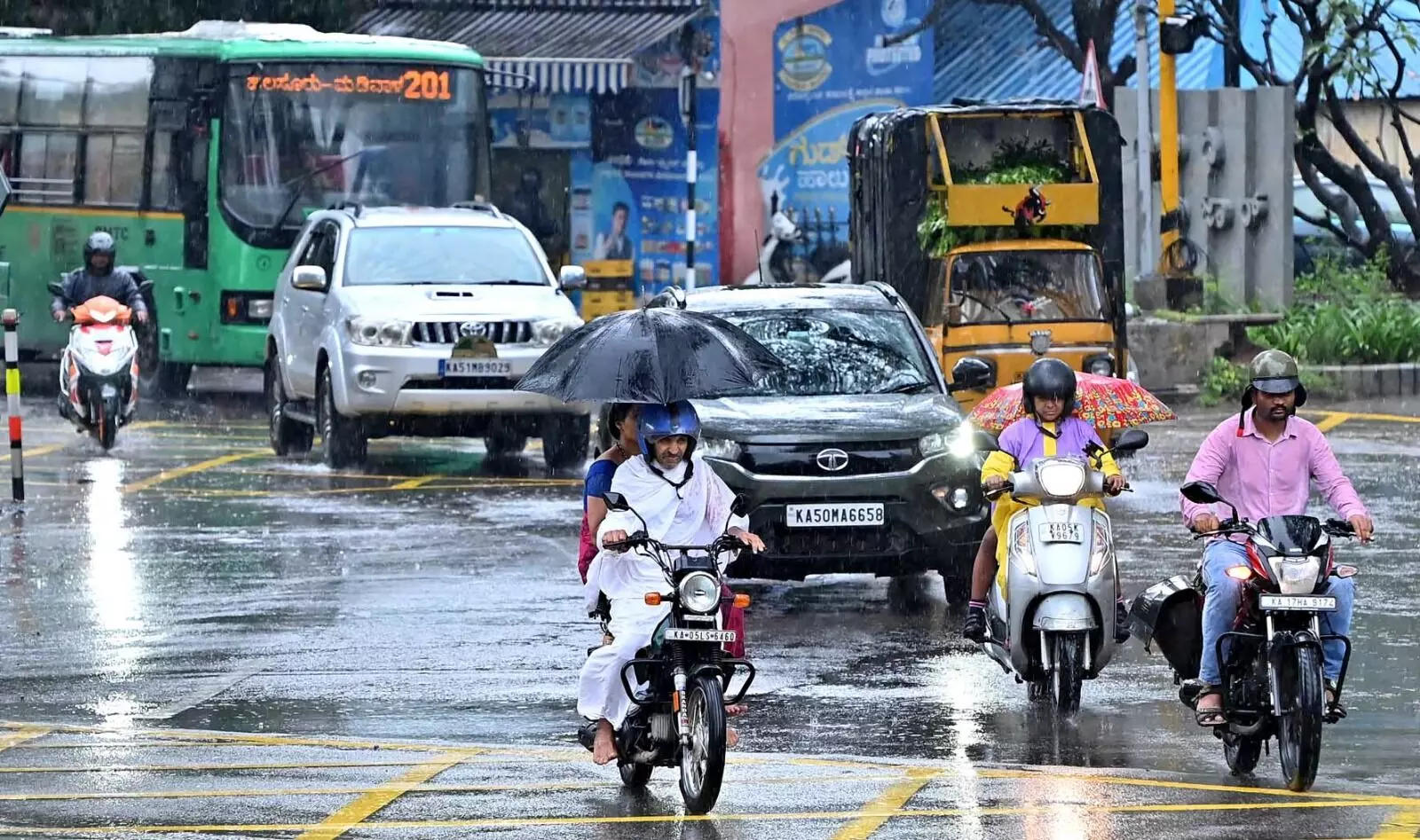 PHOTOS | ಭಾರೀ ಮಳೆಗೆ ತತ್ತರಿಸಿದ ಬೆಂಗಳೂರು; ಜನಜೀವನ ಅಸ್ತವ್ಯಸ್ತ