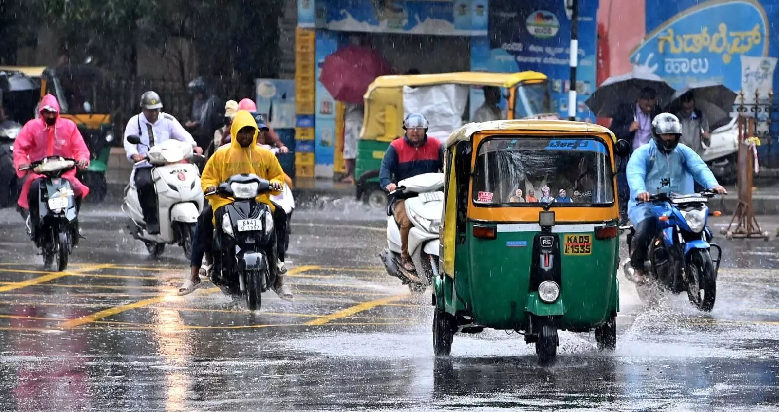 PHOTOS | ಭಾರೀ ಮಳೆಗೆ ತತ್ತರಿಸಿದ ಬೆಂಗಳೂರು; ಜನಜೀವನ ಅಸ್ತವ್ಯಸ್ತ