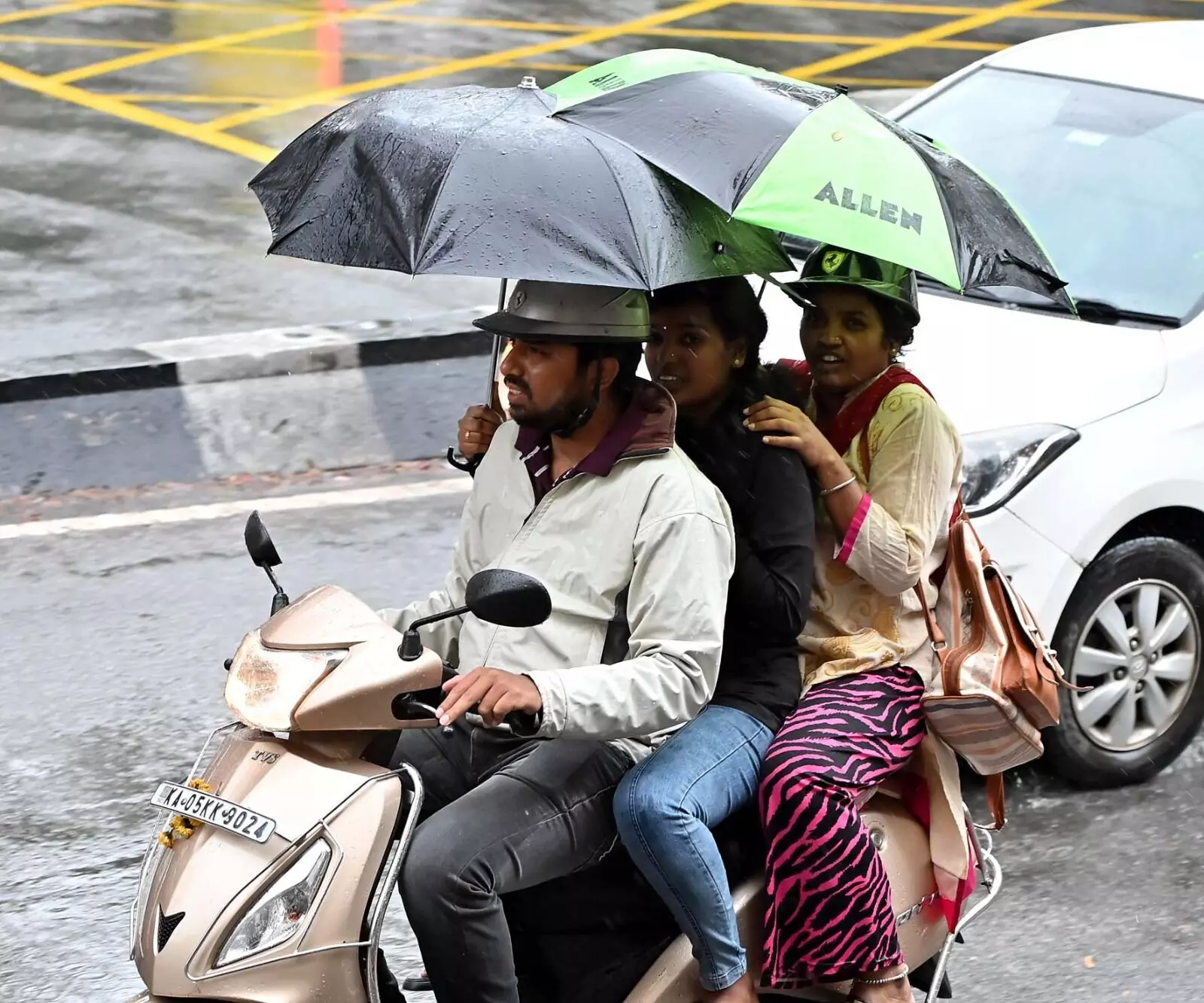 PHOTOS | ಭಾರೀ ಮಳೆಗೆ ತತ್ತರಿಸಿದ ಬೆಂಗಳೂರು; ಜನಜೀವನ ಅಸ್ತವ್ಯಸ್ತ