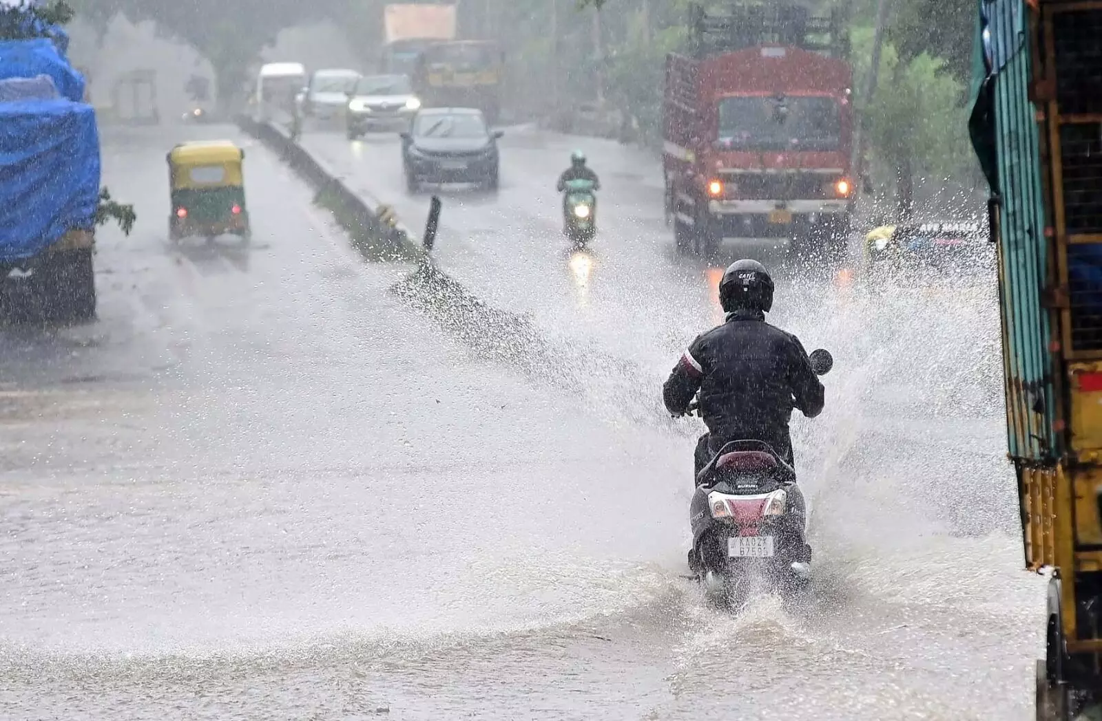 PHOTOS | ಭಾರೀ ಮಳೆಗೆ ತತ್ತರಿಸಿದ ಬೆಂಗಳೂರು; ಜನಜೀವನ ಅಸ್ತವ್ಯಸ್ತ