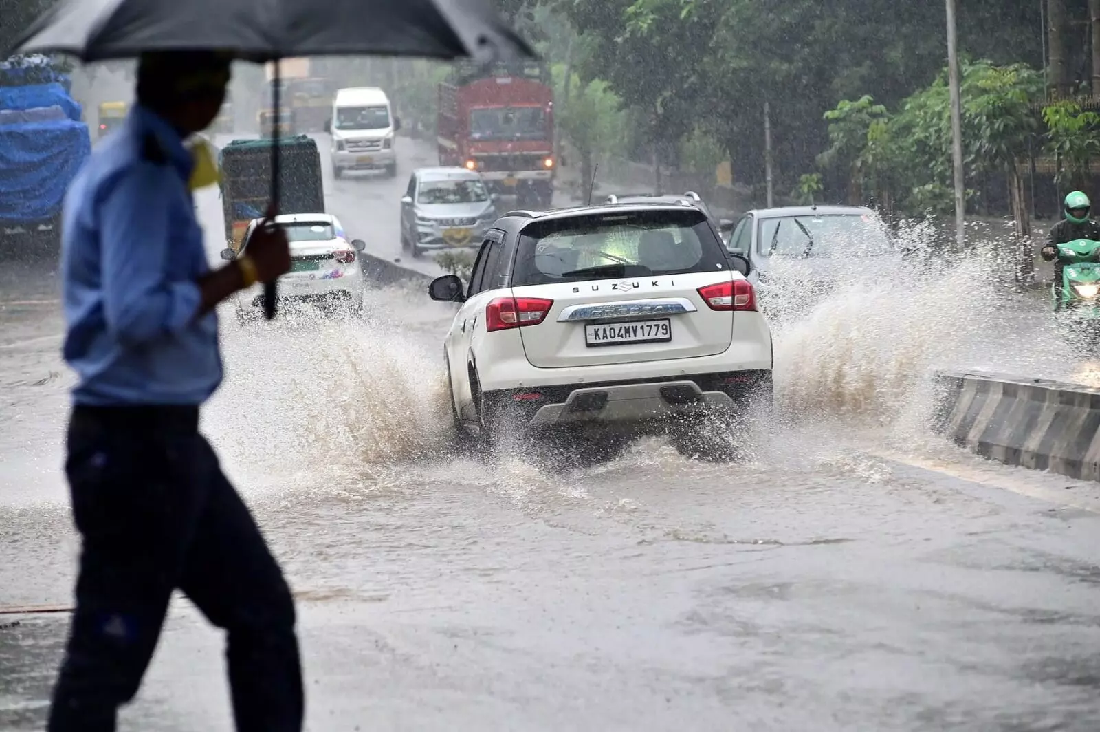 PHOTOS | ಭಾರೀ ಮಳೆಗೆ ತತ್ತರಿಸಿದ ಬೆಂಗಳೂರು; ಜನಜೀವನ ಅಸ್ತವ್ಯಸ್ತ