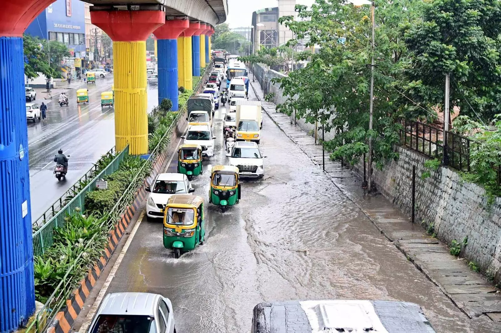 PHOTOS | ಭಾರೀ ಮಳೆಗೆ ತತ್ತರಿಸಿದ ಬೆಂಗಳೂರು; ಜನಜೀವನ ಅಸ್ತವ್ಯಸ್ತ