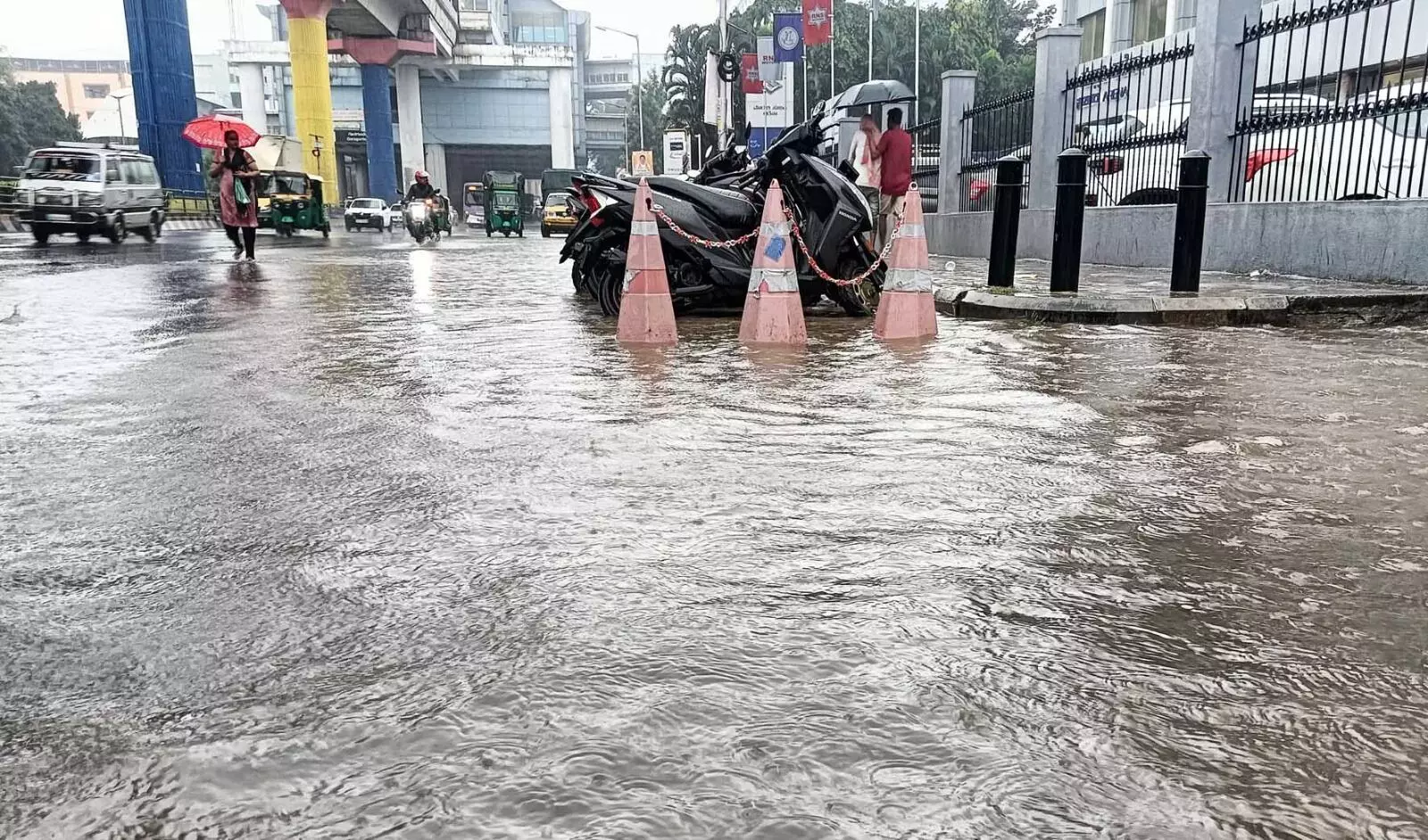 PHOTOS | ಭಾರೀ ಮಳೆಗೆ ತತ್ತರಿಸಿದ ಬೆಂಗಳೂರು; ಜನಜೀವನ ಅಸ್ತವ್ಯಸ್ತ