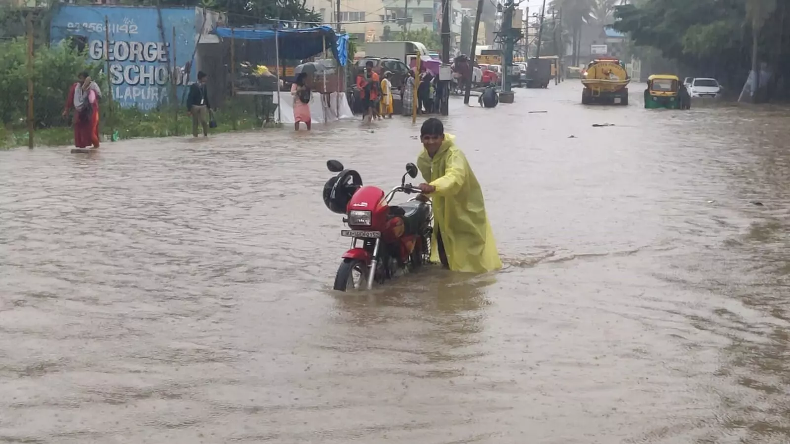 PHOTOS | ಭಾರೀ ಮಳೆಗೆ ತತ್ತರಿಸಿದ ಬೆಂಗಳೂರು; ಜನಜೀವನ ಅಸ್ತವ್ಯಸ್ತ