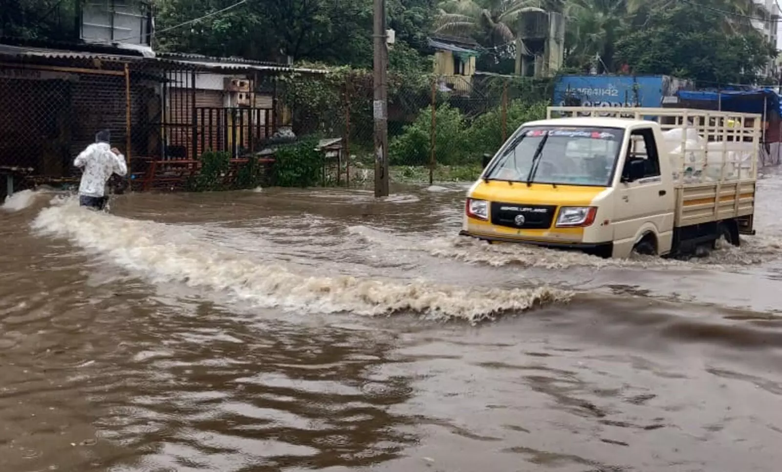 PHOTOS | ಭಾರೀ ಮಳೆಗೆ ತತ್ತರಿಸಿದ ಬೆಂಗಳೂರು; ಜನಜೀವನ ಅಸ್ತವ್ಯಸ್ತ