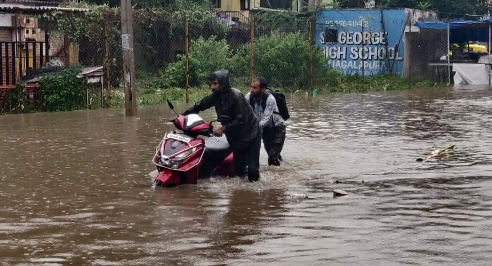 PHOTOS | ಭಾರೀ ಮಳೆಗೆ ತತ್ತರಿಸಿದ ಬೆಂಗಳೂರು; ಜನಜೀವನ ಅಸ್ತವ್ಯಸ್ತ