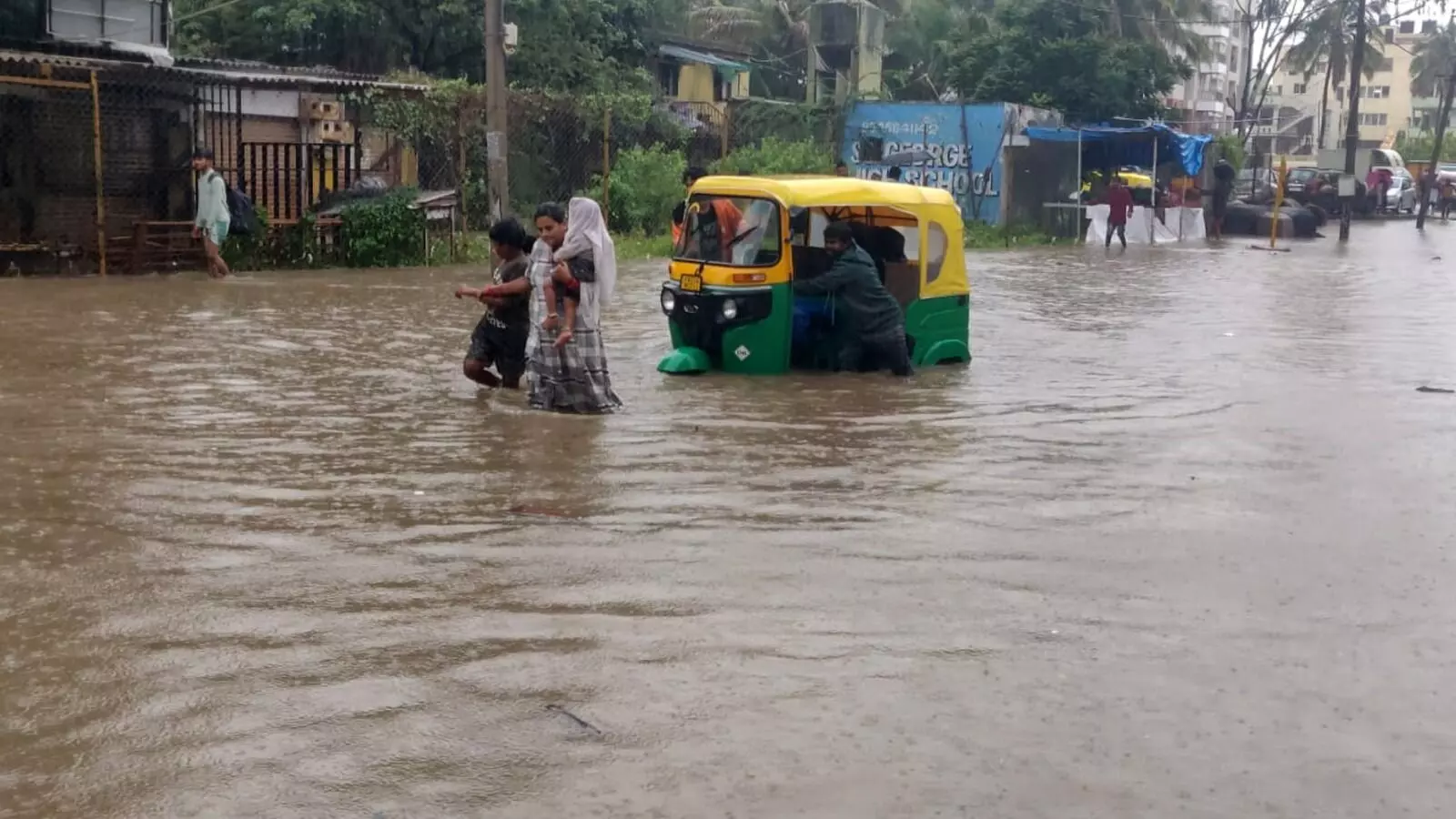 PHOTOS | ಭಾರೀ ಮಳೆಗೆ ತತ್ತರಿಸಿದ ಬೆಂಗಳೂರು; ಜನಜೀವನ ಅಸ್ತವ್ಯಸ್ತ