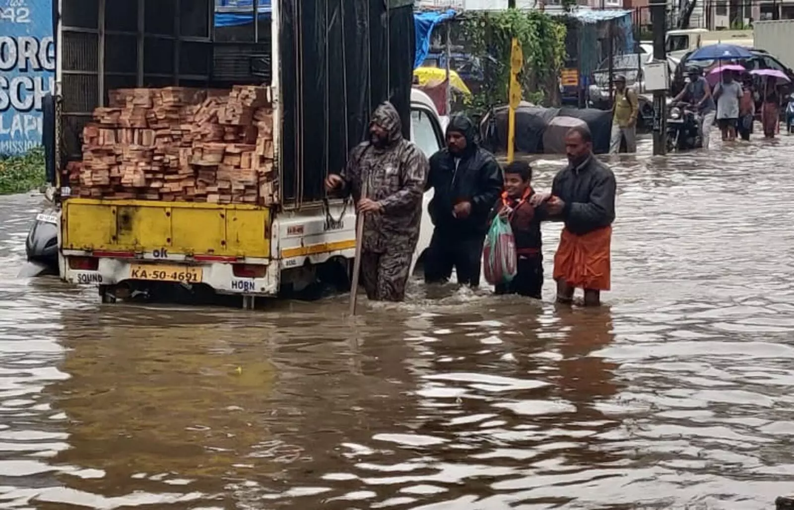 PHOTOS | ಭಾರೀ ಮಳೆಗೆ ತತ್ತರಿಸಿದ ಬೆಂಗಳೂರು; ಜನಜೀವನ ಅಸ್ತವ್ಯಸ್ತ