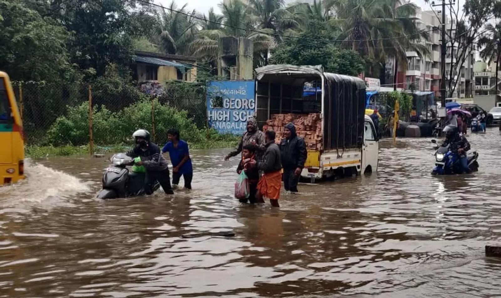 PHOTOS | ಭಾರೀ ಮಳೆಗೆ ತತ್ತರಿಸಿದ ಬೆಂಗಳೂರು; ಜನಜೀವನ ಅಸ್ತವ್ಯಸ್ತ