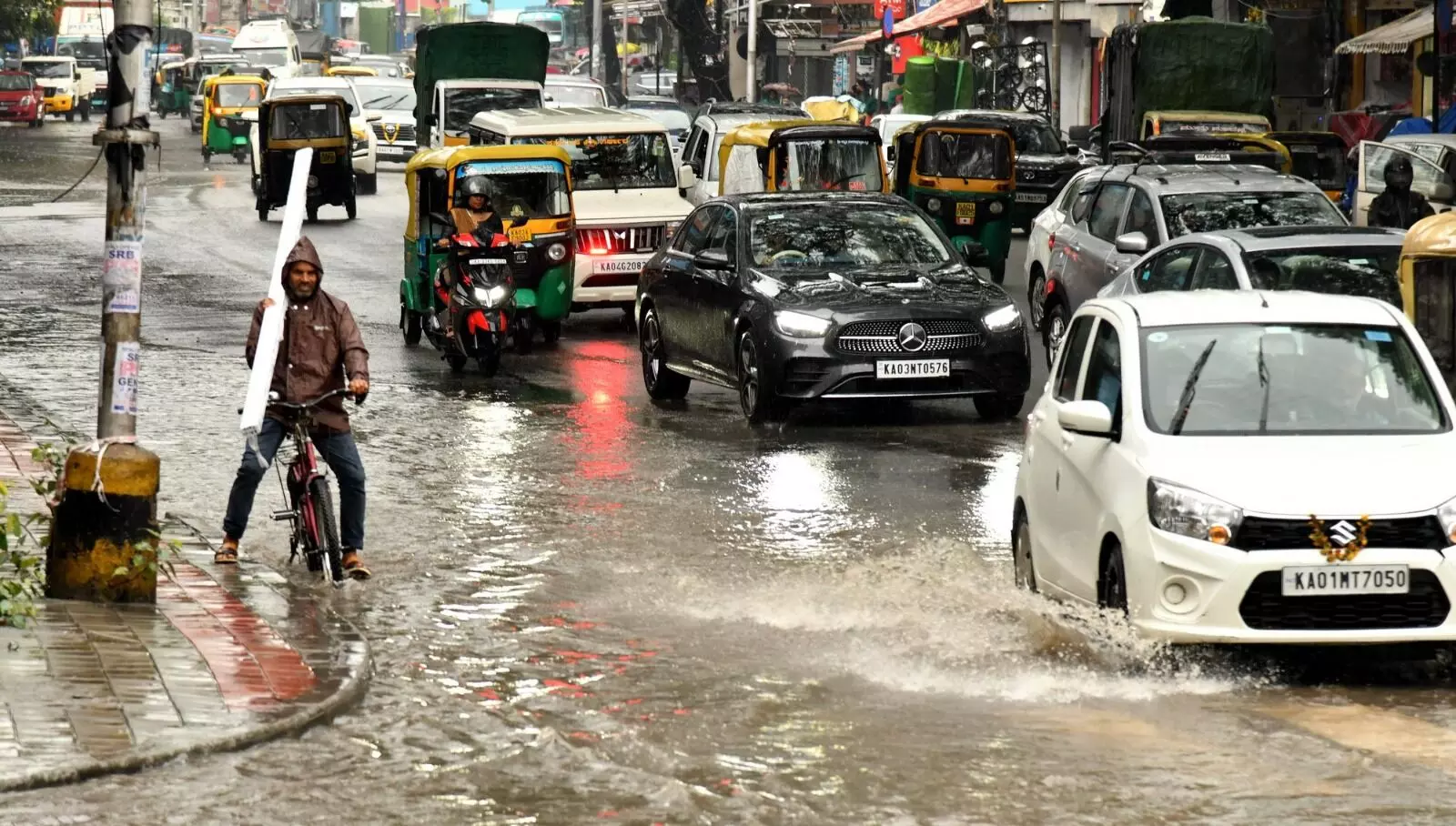 PHOTOS | ಭಾರೀ ಮಳೆಗೆ ತತ್ತರಿಸಿದ ಬೆಂಗಳೂರು; ಜನಜೀವನ ಅಸ್ತವ್ಯಸ್ತ