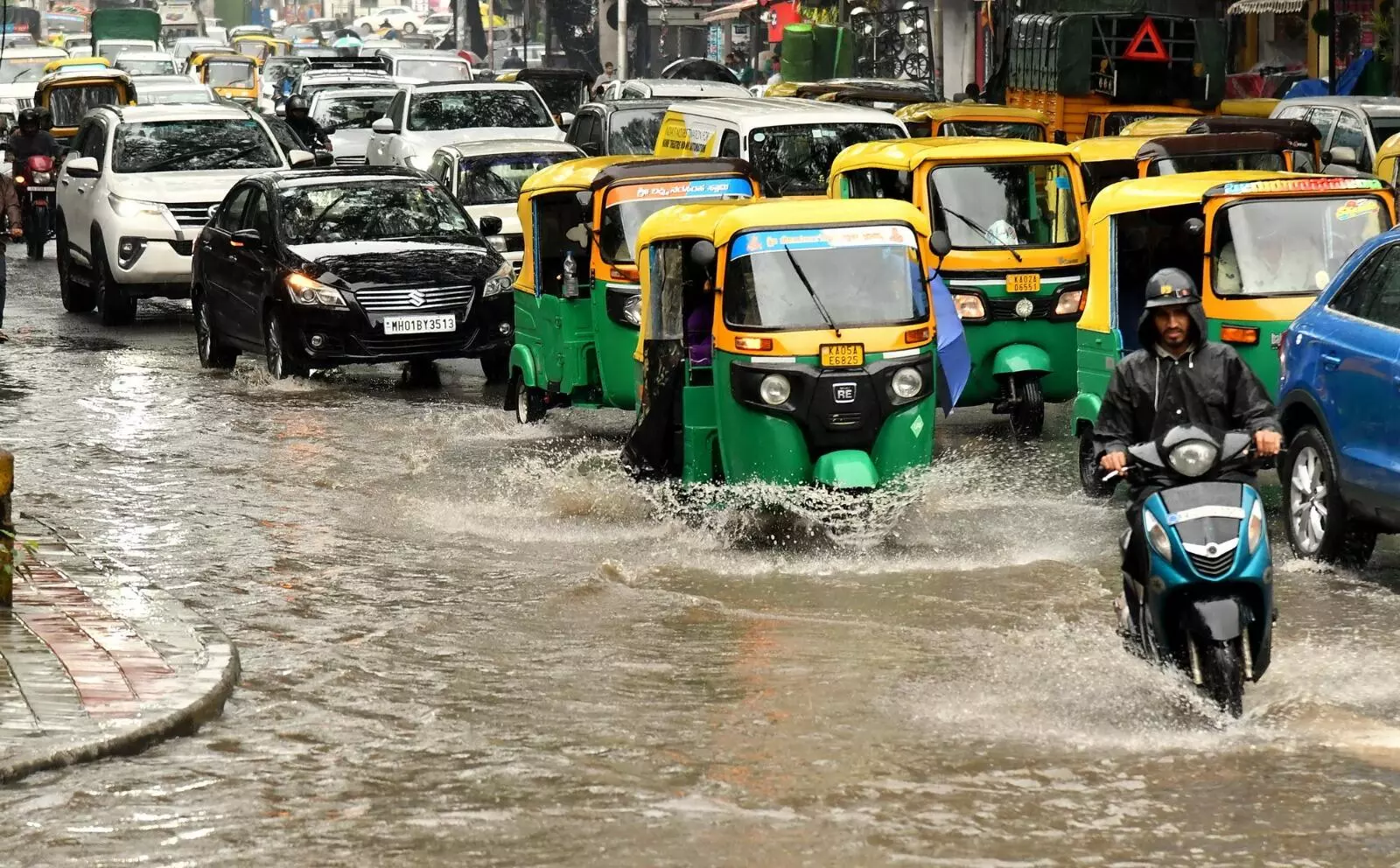 PHOTOS | ಭಾರೀ ಮಳೆಗೆ ತತ್ತರಿಸಿದ ಬೆಂಗಳೂರು; ಜನಜೀವನ ಅಸ್ತವ್ಯಸ್ತ