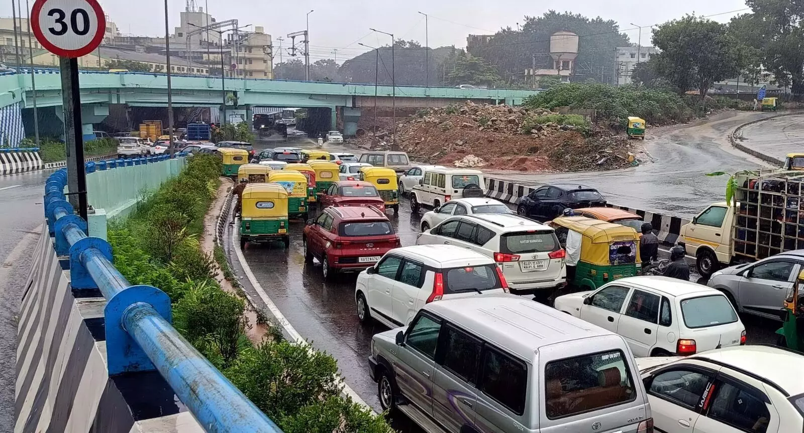PHOTOS | ಭಾರೀ ಮಳೆಗೆ ತತ್ತರಿಸಿದ ಬೆಂಗಳೂರು; ಜನಜೀವನ ಅಸ್ತವ್ಯಸ್ತ