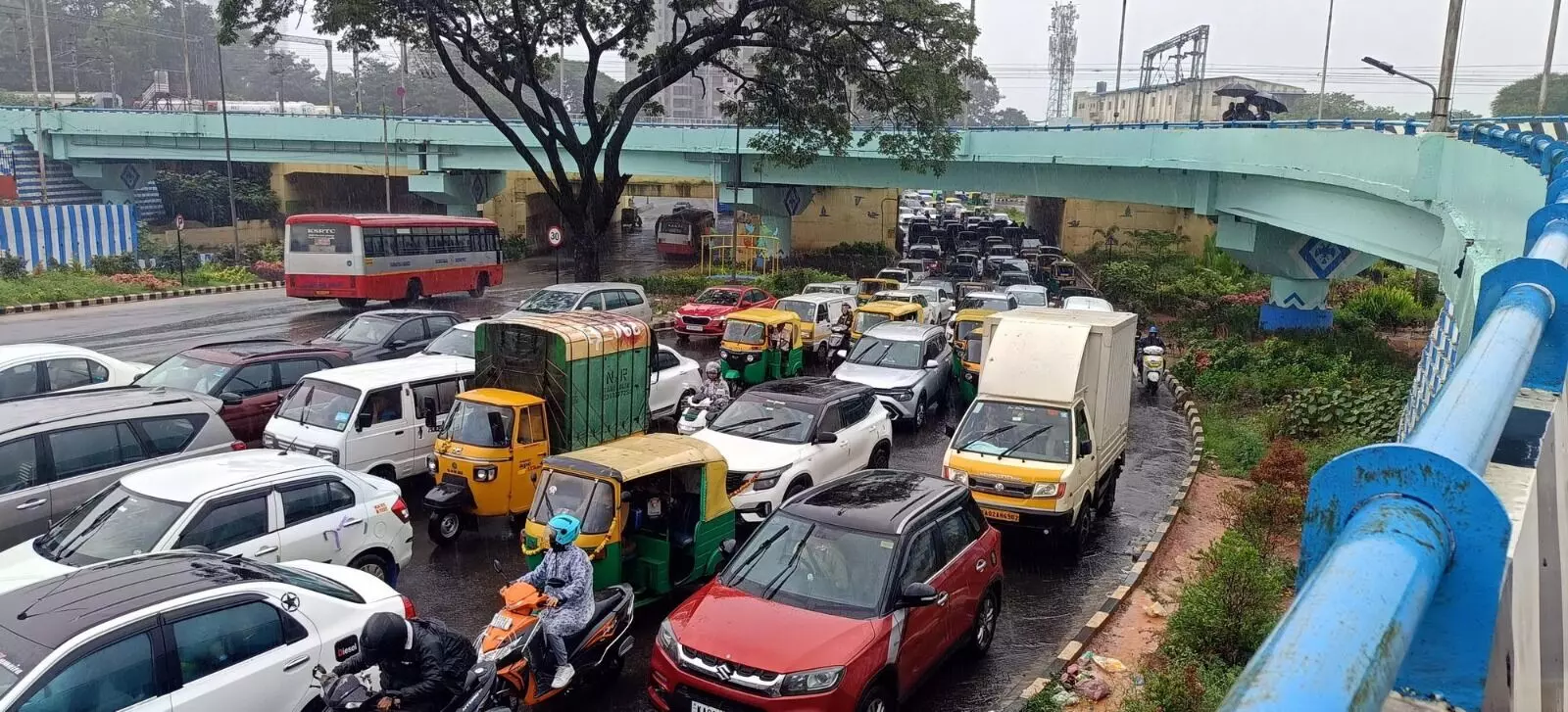 PHOTOS | ಭಾರೀ ಮಳೆಗೆ ತತ್ತರಿಸಿದ ಬೆಂಗಳೂರು; ಜನಜೀವನ ಅಸ್ತವ್ಯಸ್ತ