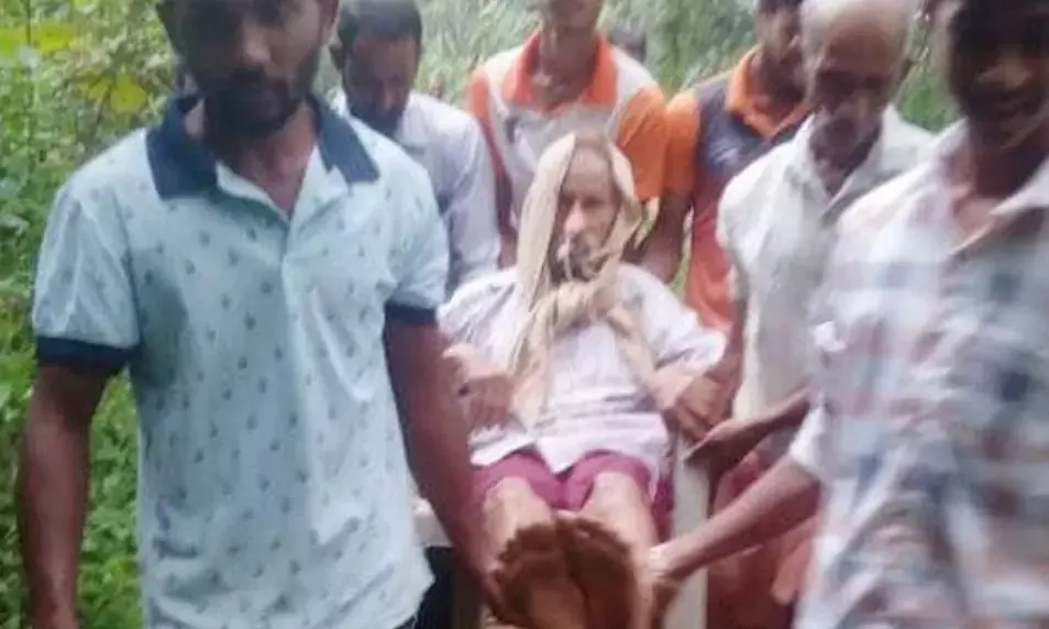 ಮಡಪ್ಪಾಡಿ-ನಡುಬೆಟ್ಟು ಹದಗೆಟ್ಟ ರಸ್ತೆ| ಅನಾರೋಗ್ಯದ ವ್ಯಕ್ತಿಯನ್ನು ಆಸ್ಪತ್ರೆಗೆ ಹೊತ್ತುಕೊಂಡು ಹೋದ ಗ್ರಾಮಸ್ಥರು!