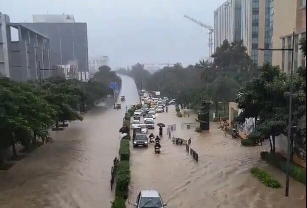 ಬೆಂಗಳೂರಿನಲ್ಲಿ ಮುಂದುವರೆದ ಜಿಟಿಜಿಟಿ ಮಳೆ : ಜನರ ಪರದಾಟ