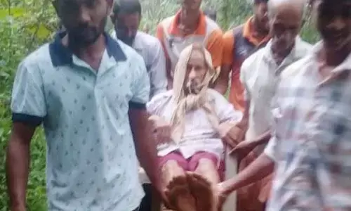 ಮಡಪ್ಪಾಡಿ-ನಡುಬೆಟ್ಟು ಹದಗೆಟ್ಟ ರಸ್ತೆ| ಅನಾರೋಗ್ಯದ ವ್ಯಕ್ತಿಯನ್ನು ಆಸ್ಪತ್ರೆಗೆ ಹೊತ್ತುಕೊಂಡು ಹೋದ ಗ್ರಾಮಸ್ಥರು!