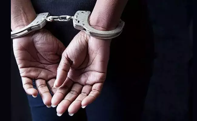 ಉತ್ತರ ಪ್ರದೇಶ | ಮಲಪುತ್ರಿಯರ ಮೇಲೆ ಅತ್ಯಾಚಾರ ನಡೆಸುತ್ತಿದ್ದ ವ್ಯಕ್ತಿಯ ಬಂಧನ ಉತ್ತರ ಪ್ರದೇಶ | ಮಲಪುತ್ರಿಯರ ಮೇಲೆ ಅತ್ಯಾಚಾರ ನಡೆಸುತ್ತಿದ್ದ ವ್ಯಕ್ತಿಯ ಬಂಧನ