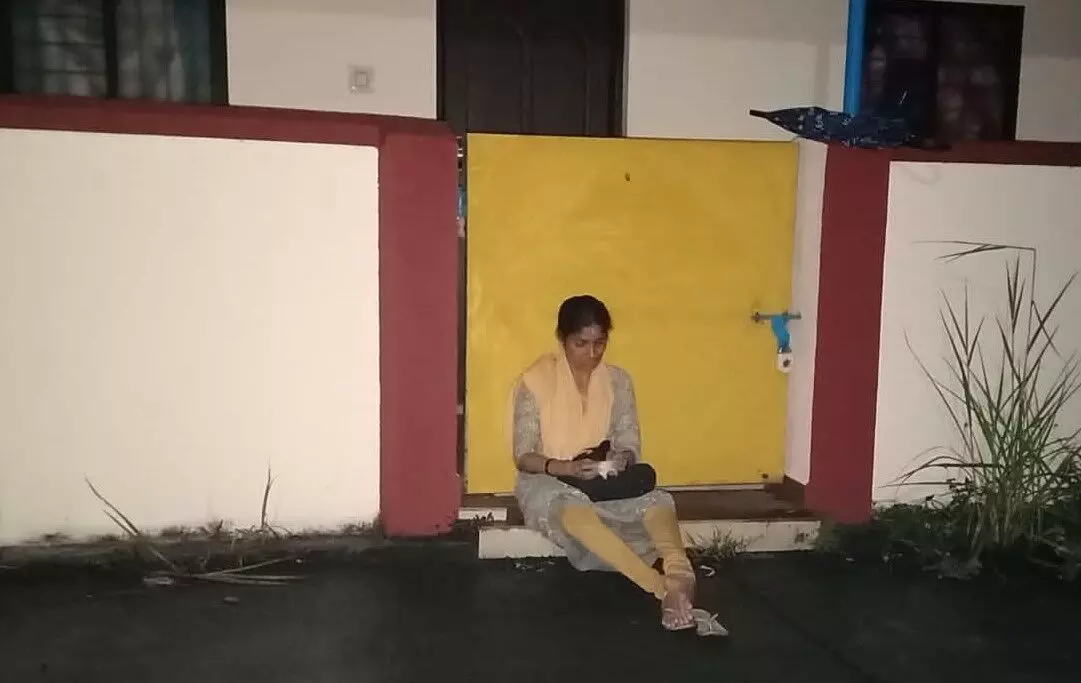 ಪುತ್ತೂರು| ಒಂಟಿ ಮಹಿಳೆಯನ್ನು ವಸತಿಗೃಹದಿಂದ ಹೊರ ಹಾಕಿದ ಎಪಿಎಂಸಿ: ಆರೋಪ