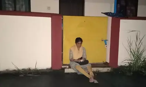 ಪುತ್ತೂರು| ಒಂಟಿ ಮಹಿಳೆಯನ್ನು ವಸತಿಗೃಹದಿಂದ ಹೊರ ಹಾಕಿದ ಎಪಿಎಂಸಿ: ಆರೋಪ