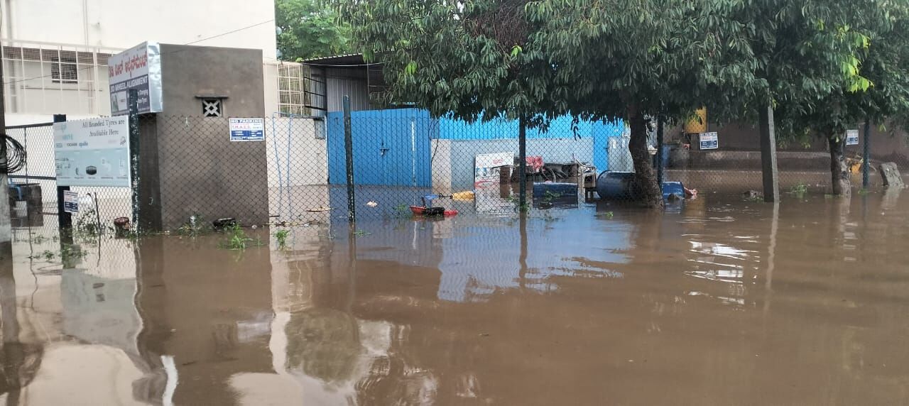 ಹೊಸಪೇಟೆ: ಗುಡುಗು ಸಹಿತ ಭಾರೀ ಮಳೆ; ಜನ ಜೀವನ ಅಸ್ತವ್ಯಸ್ತ