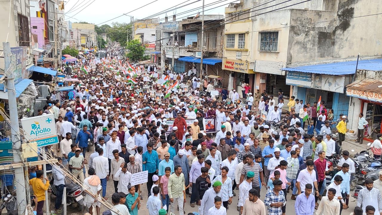 ಪ್ರವಾದಿ ಪೈಗಂಬರ್ ಕುರಿತು ದ್ವೇಷ ಭಾಷಣ : ಯತಿ ನರಸಿಂಹಾನಂದ ವಿರುದ್ಧ ಕೊಪ್ಪಳದಲ್ಲಿ ಬೃಹತ್ ಪ್ರತಿಭಟನೆ