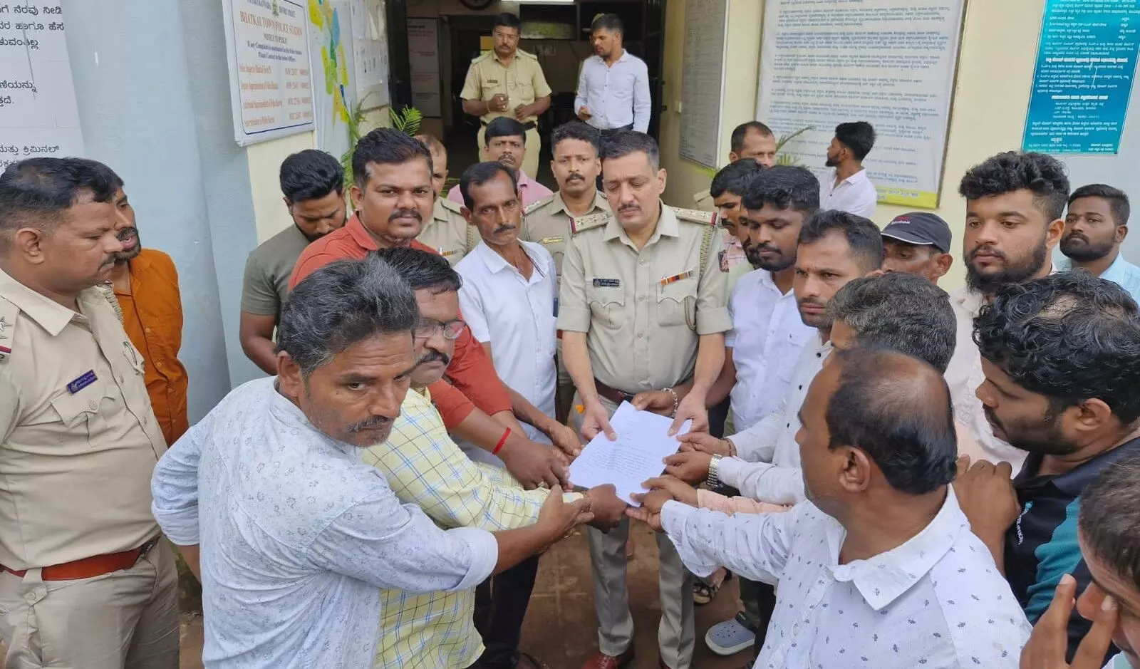 ಭಟ್ಕಳ : ಸಿಸಿಟಿವಿಯಲ್ಲಿ ಸೆರೆಯಾದ ಗೋವು ಕಳ್ಳತನ; ಕಠಿಣ ಕ್ರಮಕ್ಕೆ ಗ್ರಾಮಸ್ಥರ ಆಗ್ರಹ ಭಟ್ಕಳ : ಸಿಸಿಟಿವಿಯಲ್ಲಿ ಸೆರೆಯಾದ ಗೋವು ಕಳ್ಳತನ; ಕಠಿಣ ಕ್ರಮಕ್ಕೆ ಗ್ರಾಮಸ್ಥರ ಆಗ್ರಹ