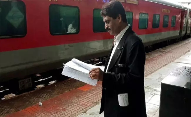 ಉತ್ತರ ಪ್ರದೇಶ: ಟಿಕೆಟ್ ರಹಿತ ಪ್ರಯಾಣ ಮಾಡುತ್ತಿದ್ದ 400ಕ್ಕೂ ಹೆಚ್ಚು ಪೊಲೀಸರಿಗೆ ದಂಡ ವಿಧಿಸಿದ ರೈಲ್ವೆ