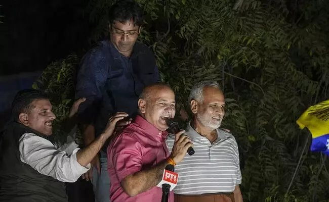 ಎರಡು ವರ್ಷಗಳ ಬಳಿಕ ಜೈಲಿನಿಂದ ಹೊರ ಬಂದ ಆಪ್ ನಾಯಕ ಸತ್ಯೇಂದ್ರ ಜೈನ್ ಎರಡು ವರ್ಷಗಳ ಬಳಿಕ ಜೈಲಿನಿಂದ ಹೊರ ಬಂದ ಆಪ್ ನಾಯಕ ಸತ್ಯೇಂದ್ರ ಜೈನ್