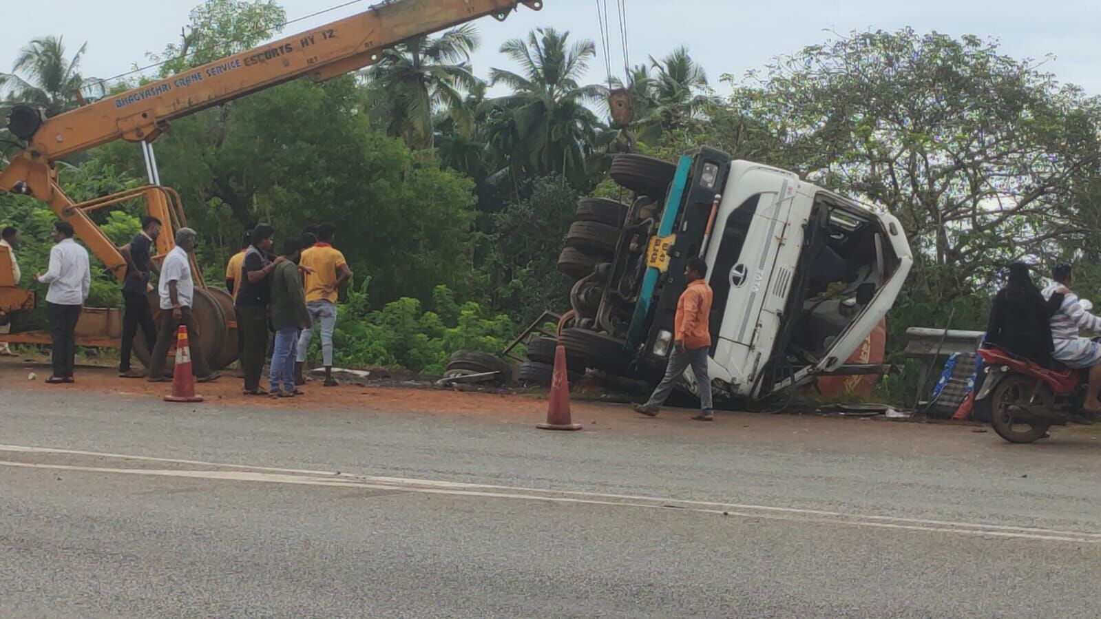 ಭಟ್ಕಳ: ಚಾಲಕನ ನಿಯಂತ್ರಣ ತಪ್ಪಿ ಟ್ಯಾಂಕರ್ ಪಲ್ಟಿ