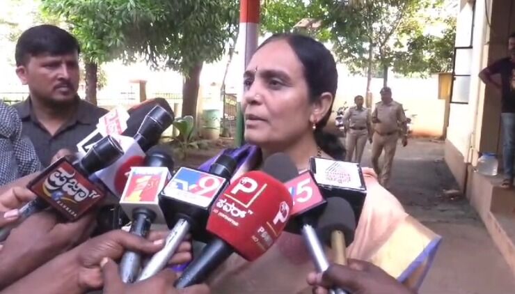 ಬಿಜೆಪಿ ಟಿಕೆಟ್ ವಂಚನೆ ಪ್ರಕರಣ | ಪ್ರಹ್ಲಾದ್ ಜೋಶಿ, ಅಮಿತ್ ಶಾ ಎಳೆದು ತರುವುದು ಸರಿಯಲ್ಲ : ದೂರುದಾರೆ ಸುನೀತಾ ಚೌಹಾಣ್ ಸ್ಪಷ್ಟನೆ