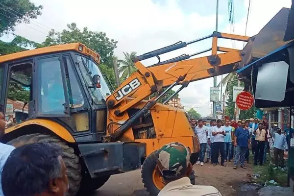 ಉತ್ತರ ಪ್ರದೇಶ | ಬುಲ್ಡೋಝರ್ ಕಾರ್ಯಾಚರಣೆ ಭೀತಿ ; ಅಂಗಡಿ ತೆರವುಗೊಳಿಸುತ್ತಿರುವ ಮಾಲಕರು