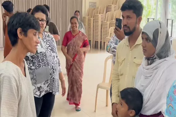 14 ವರ್ಷದ ಬಳಿಕ ಕುಟುಂಬ ಸೇರಿದ ಮಂಡ್ಯದ ಫರ್ಝಾನ 14 ವರ್ಷದ ಬಳಿಕ ಕುಟುಂಬ ಸೇರಿದ ಮಂಡ್ಯದ ಫರ್ಝಾನ