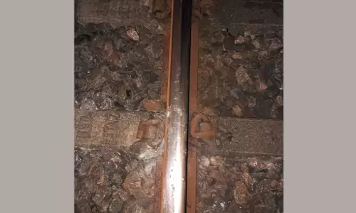 ತೊಕ್ಕೊಟ್ಟು | ಹಳಿ ಮೇಲೆ ಕಲ್ಲುಗಳನ್ನಿರಿಸಿದ್ದ ಕಿಡಿಗೇಡಿಗಳು: ರೈಲು ಸಂಚಾರದ ವೇಳೆ ಕೇಳಿಸಿದ ಸದ್ದಿಗೆ ಬೆಚ್ಚಿದ ಸ್ಥಳೀಯರು