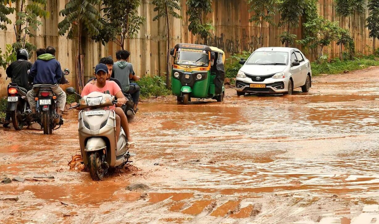 ಬೆಂಗಳೂರಿನಲ್ಲಿ ನಿರಂತರ ಮಳೆಯಿಂದ ಜನಜೀವನ ಅಸ್ತವ್ಯಸ್ತ