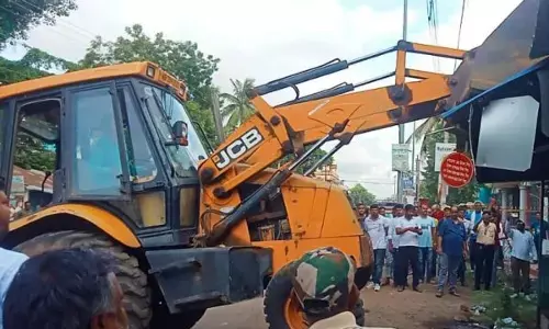 ಉತ್ತರ ಪ್ರದೇಶ | ಬುಲ್ಡೋಝರ್ ಕಾರ್ಯಾಚರಣೆ ಭೀತಿ ; ಅಂಗಡಿ ತೆರವುಗೊಳಿಸುತ್ತಿರುವ ಮಾಲಕರು