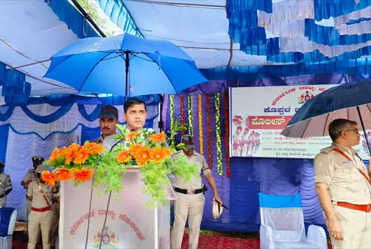 ಕೊಪ್ಪಳ: ಬಿರುಸಿನ ಮಳೆಯ ನಡುವೆಯೂ ಹುತಾತ್ಮ ಪೊಲೀಸರಿಗೆ ಗೌರವ ಸಲ್ಲಿಕೆ