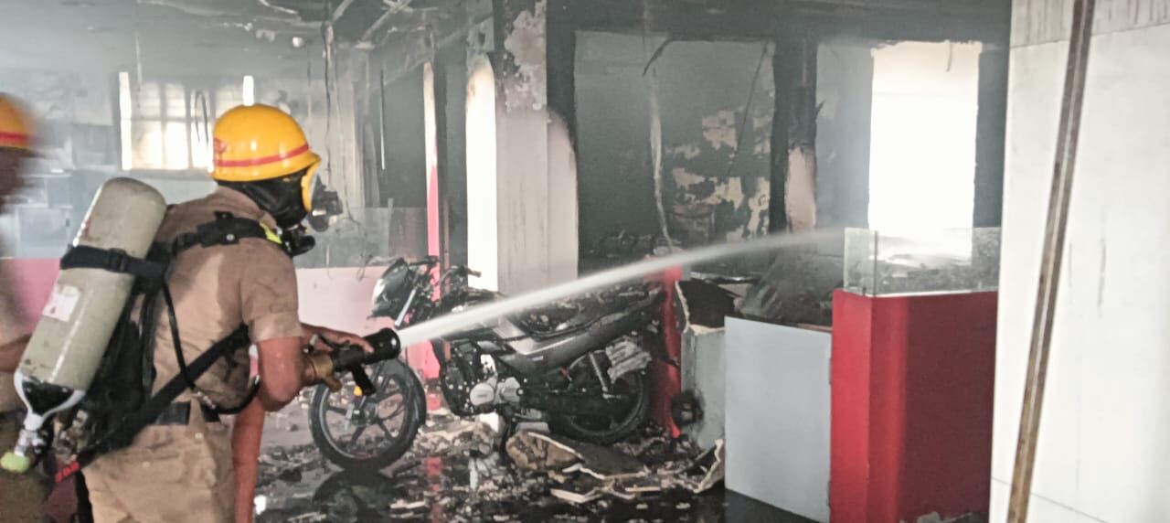 ಶಿವಮೊಗ್ಗ: ದ್ವಿಚಕ್ರ ವಾಹನ ಶೋ ರೂಂನಲ್ಲಿ ಅಗ್ನಿ ದುರಂತ; ಓರ್ವ ಪೊಲೀಸ್‌ ವಶಕ್ಕೆ