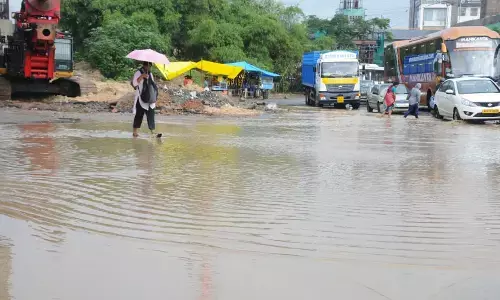 ಬೆಂಗಳೂರಿನಲ್ಲಿ ರವಿವಾರ ರಾತ್ರಿ ಸುರಿದ ಮಳೆಗೆ ಜನಜೀವನ ಅಸ್ತವ್ಯಸ್ತ