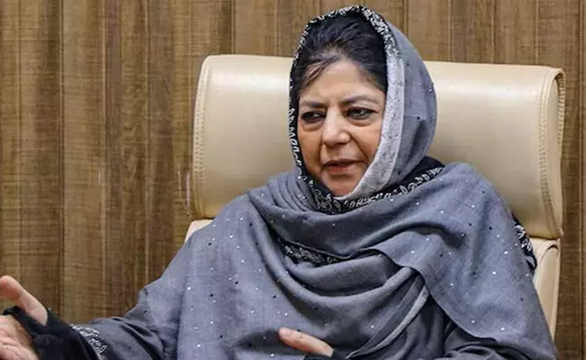 ವಲಸೆ ಕಾರ್ಮಿಕರು ಕಾಶ್ಮೀರ ಕಣಿವೆ ತೊರೆಯುವಂತೆ ಸ್ಥಳೀಯಾಡಳಿತ ಒತ್ತಡ ಹೇರುತ್ತಿದೆ : ಮೆಹಬೂಬಾ ಮುಫ್ತಿ ಆರೋಪ