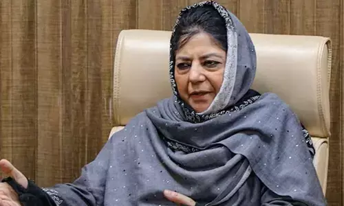 ವಲಸೆ ಕಾರ್ಮಿಕರು ಕಾಶ್ಮೀರ ಕಣಿವೆ ತೊರೆಯುವಂತೆ ಸ್ಥಳೀಯಾಡಳಿತ ಒತ್ತಡ ಹೇರುತ್ತಿದೆ : ಮೆಹಬೂಬಾ ಮುಫ್ತಿ ಆರೋಪ